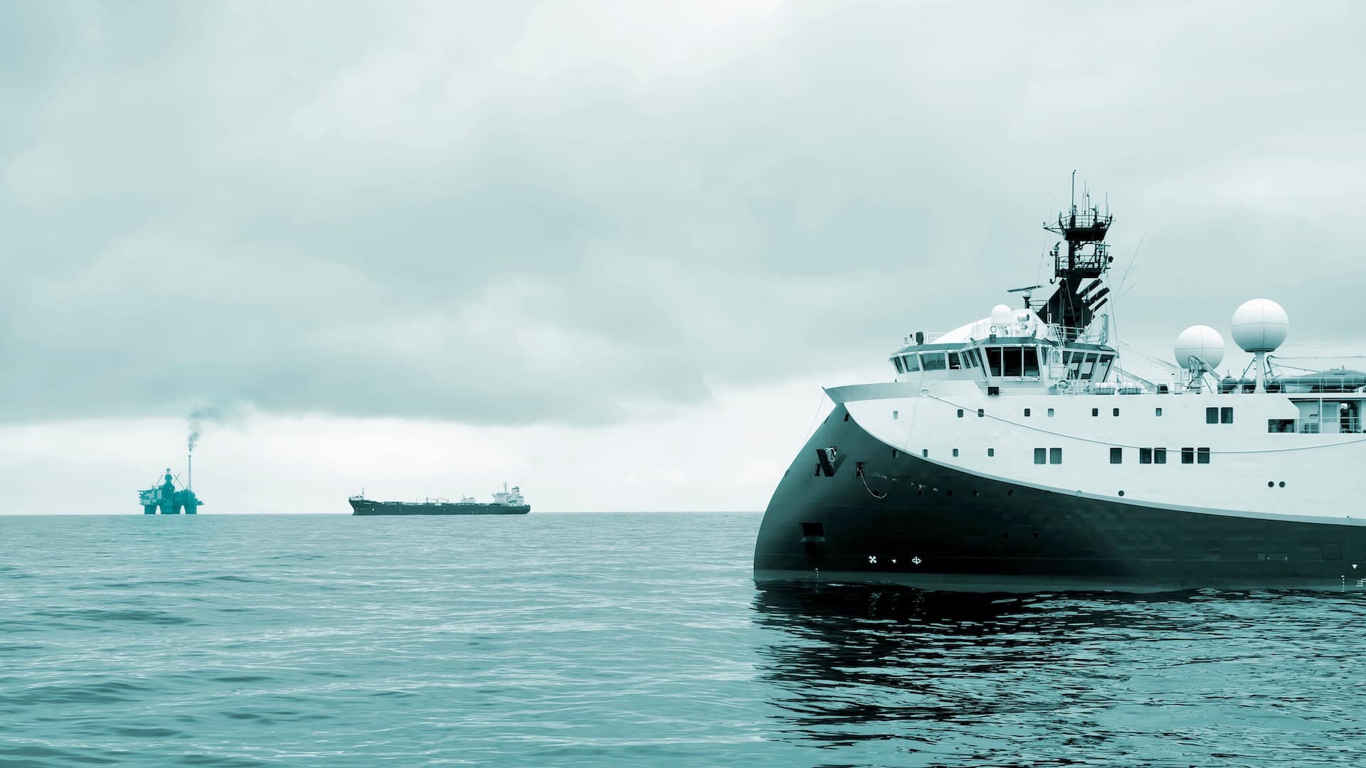 Offshore support vessel operating near offshore infrastructure