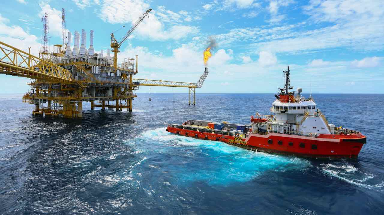 Offshore support vessel working near an offshore platform